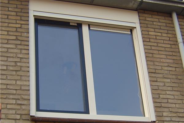 PVC raam met opbouwrolluik